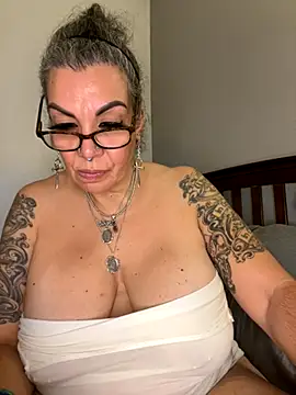 dieseldame1313 online show from November 7, 12:05 am