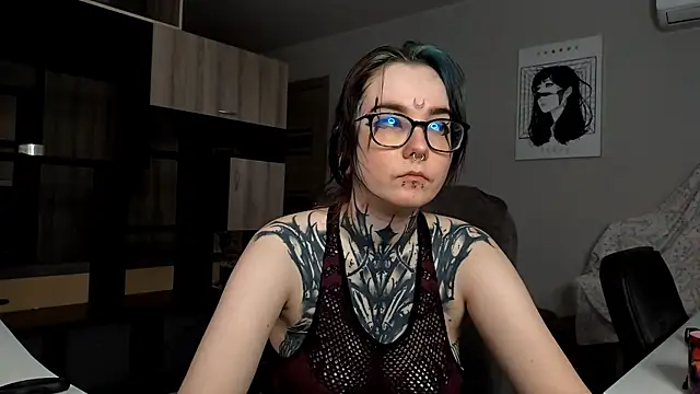 Snapshot of HighelikeGirl chatting on October 30, 8:05 am HighelikeGirl online show from October 30, 8:05 am