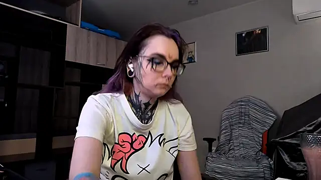 Snapshot of HighelikeGirl chatting on September 22, 8:13 am HighelikeGirl online show from September 22, 8:13 am