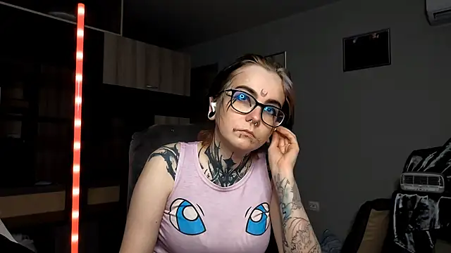 Snapshot of HighelikeGirl chatting on October 15, 1:57 pm HighelikeGirl online show from October 15, 1:57 pm