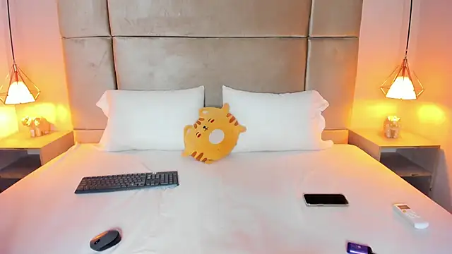 isabel sofiaa online show from December 18, 3:55 am