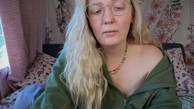 Snapshot of Daisyxoxo_ chatting on September 25, 8:35 am Daisyxoxo online show from September 25, 8:35 am