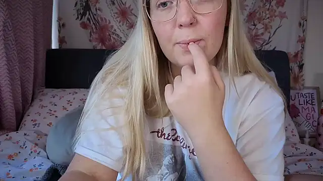 Snapshot of Daisyxoxo_ chatting on October 7, 8:30 am Daisyxoxo online show from October 7, 8:30 am