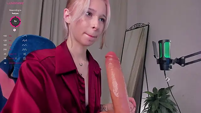 Snapshot of MiSeki chatting on October 15, 1:52 am MiSeki online show from October 15, 1:52 am