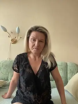 AliceSwan4011 online show from September 22, 2:37 pm