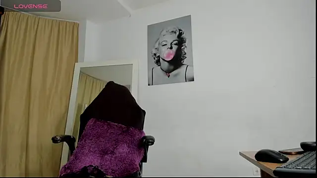 Snapshot of ebony_rock chatting on October 28, 8:09 am ebony rock online show from October 28, 8:09 am