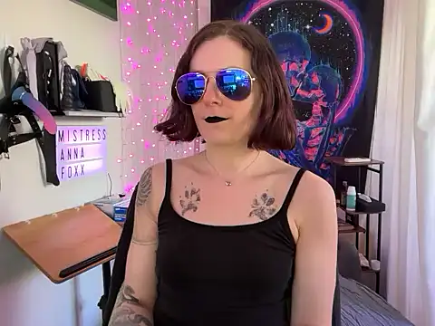 Snapshot of mistressannafoxx chatting on September 22, 8:40 pm mistressannafoxx online show from September 22, 8:40 pm