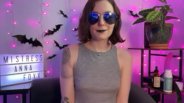 Snapshot of mistressannafoxx chatting on October 28, 5:30 pm mistressannafoxx online show from October 28, 5:30 pm