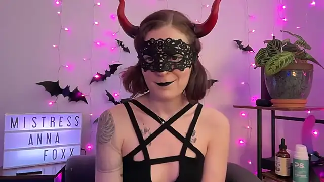 Snapshot of mistressannafoxx chatting on October 31, 9:19 pm mistressannafoxx online show from October 31, 9:19 pm