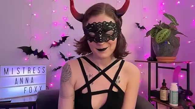 Snapshot of mistressannafoxx chatting on October 30, 9:16 pm mistressannafoxx online show from October 30, 9:16 pm