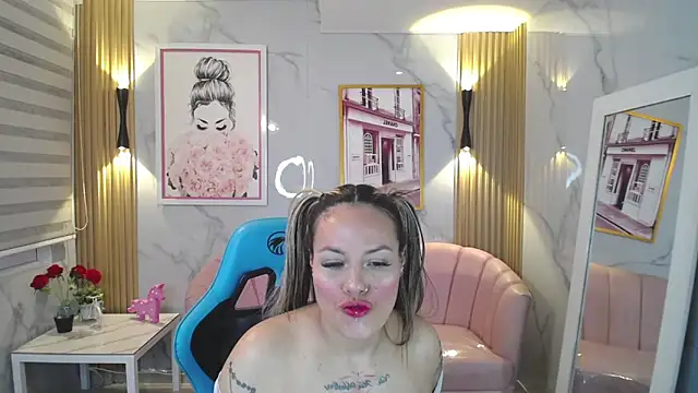 Snapshot of Jade_Jones_a chatting on October 3, 4:17 am Jade Jones a online show from October 3, 4:17 am