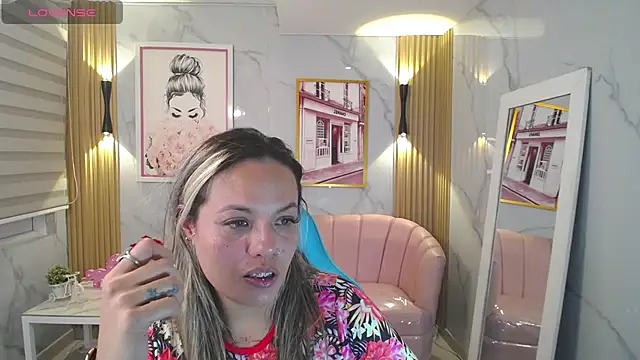 Snapshot of Jade_Jones_a chatting on November 2, 3:43 am Jade Jones a online show from November 2, 3:43 am