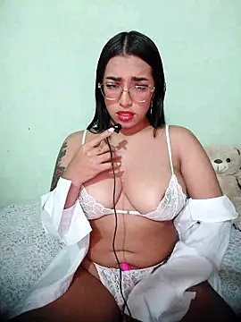 Snapshot of Linda_Saenz_ chatting on October 1, 1:32 am Linda Saenz online show from October 1, 1:32 am