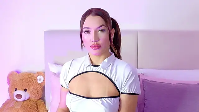 Snapshot of Bella-taylorr chatting on October 6, 1:28 pm Bella-taylorr online show from October 6, 1:28 pm