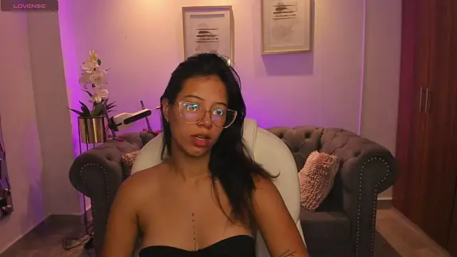 Snapshot of raven_stonee chatting on October 5, 3:33 am raven stonee online show from October 5, 3:33 am