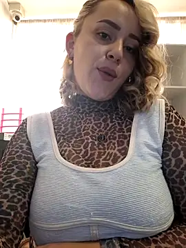 Snapshot of CurvyLust_x chatting on September 27, 3:08 pm CurvyLust x online show from September 27, 3:08 pm