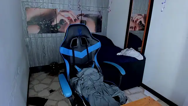 Snapshot of alison_moon7 chatting on October 7, 12:31 pm alison moon7 online show from October 7, 12:31 pm