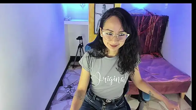 Snapshot of alison_moon7 chatting on October 29, 2:20 pm alison moon7 online show from October 29, 2:20 pm