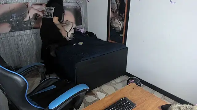 Snapshot of alison_moon7 chatting on October 6, 12:11 pm alison moon7 online show from October 6, 12:11 pm