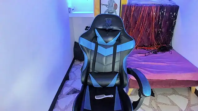 Snapshot of alison_moon7 chatting on October 27, 1:50 pm alison moon7 online show from October 27, 1:50 pm