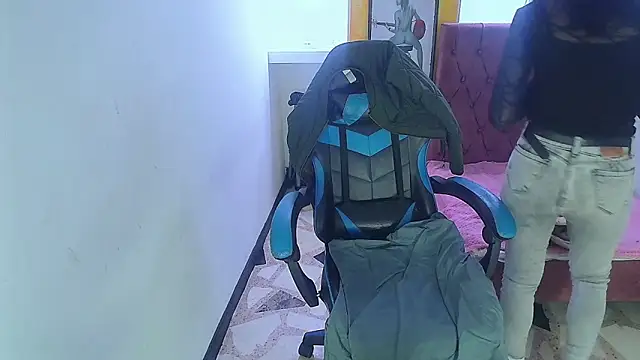 Snapshot of alison_moon7 chatting on October 21, 11:47 am alison moon7 online show from October 21, 11:47 am