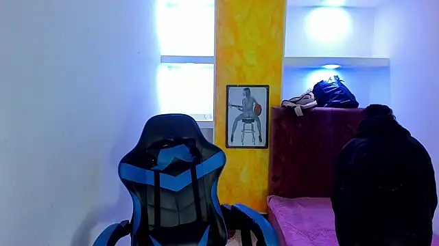 Snapshot of alison_moon7 chatting on October 20, 11:24 am alison moon7 online show from October 20, 11:24 am