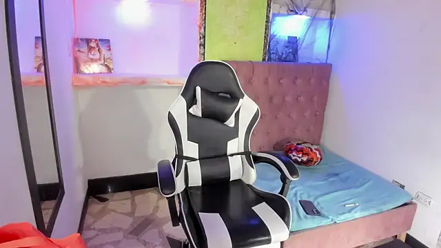 Snapshot of alison_moon7 chatting on October 25, 12:13 pm alison moon7 online show from October 25, 12:13 pm