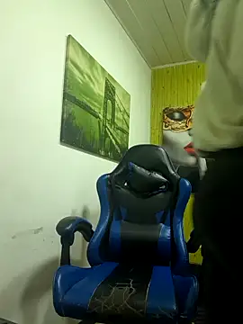 Snapshot of alison_moon7 chatting on October 14, 11:35 am alison moon7 online show from October 14, 11:35 am