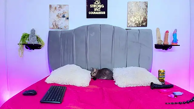 Maddy Esther online show from October 4, 8:02 pm