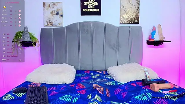 Maddy Esther online show from October 25, 8:05 pm