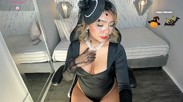 Snapshot of Emilly_mell chatting on October 31, 11:47 am Emilly mell online show from October 31, 11:47 am