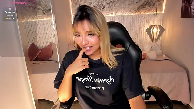 Snapshot of Emilly_mell chatting on October 17, 11:57 am Emilly mell online show from October 17, 11:57 am