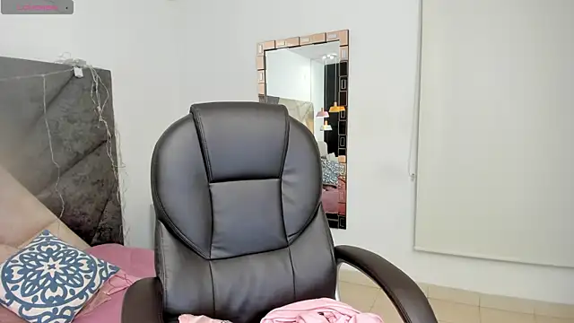 SaraWagner  online show from November 4, 12:15 am