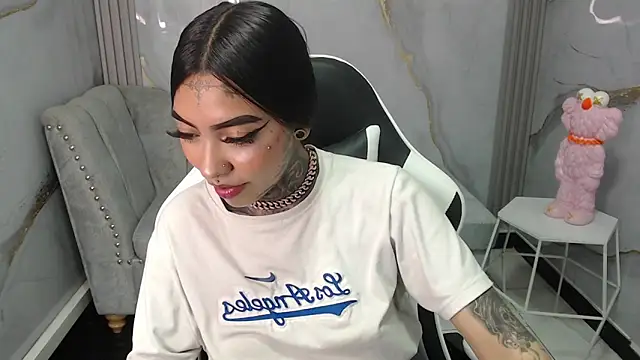 Snapshot of Ashley_Blum_v chatting on October 7, 8:02 pm Ashley Blum v online show from October 7, 8:02 pm