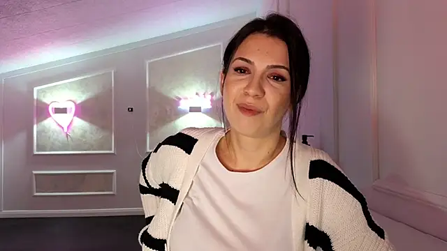 AlyaRei online show from December 5, 9:05 pm