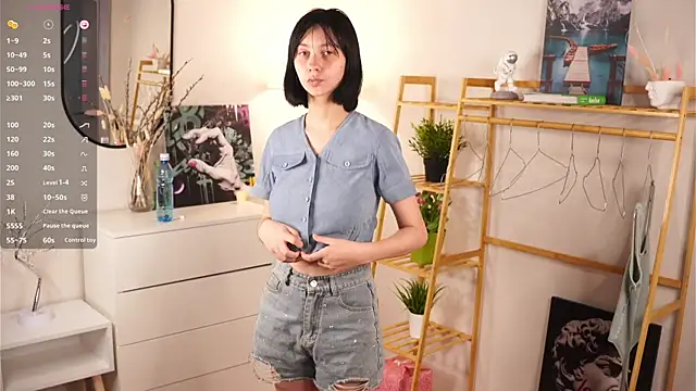 Snapshot of SuzanneHowse chatting on October 15, 7:33 am SuzanneHowse online show from October 15, 7:33 am