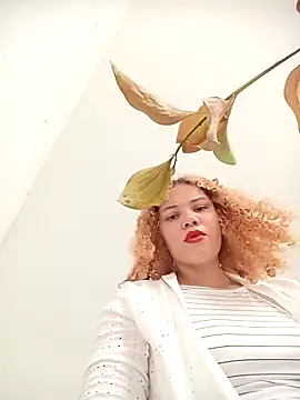 Snapshot of SirenRouge_69 chatting on September 22, 8:40 pm SirenRouge 69 online show from September 22, 8:40 pm