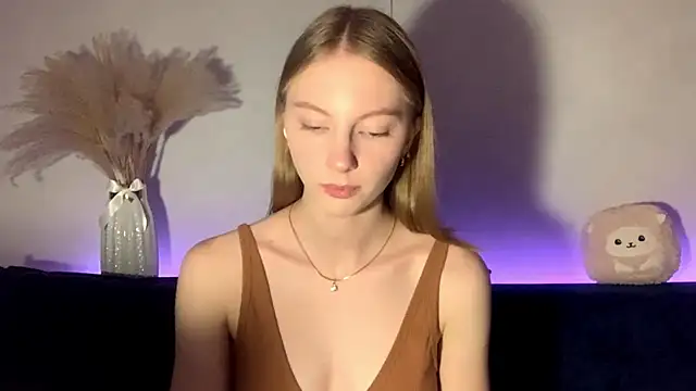 Snapshot of BrightAnnie chatting on September 25, 3:22 pm BrightAnnie online show from September 25, 3:22 pm