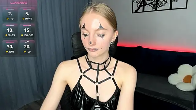 Snapshot of BrightAnnie chatting on October 31, 5:28 pm BrightAnnie online show from October 31, 5:28 pm