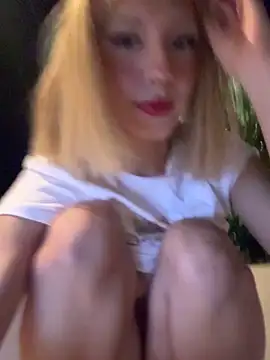 Snapshot of SweetBunnyGF chatting on October 22, 11:32 pm SweetBunnyGF online show from October 22, 11:32 pm