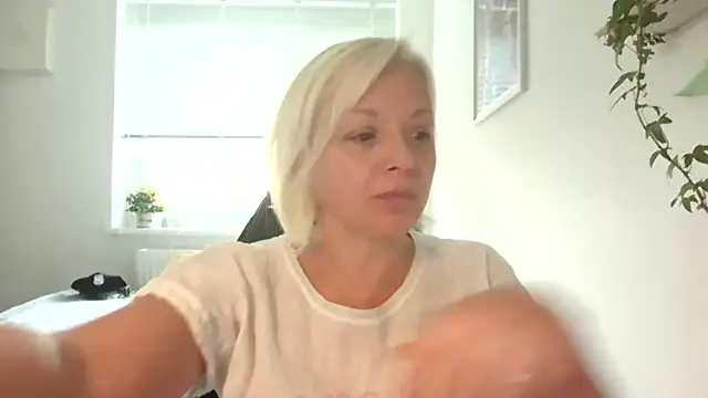 Snapshot of Linsy_Kim chatting on October 14, 7:33 am Linsy Kim online show from October 14, 7:33 am