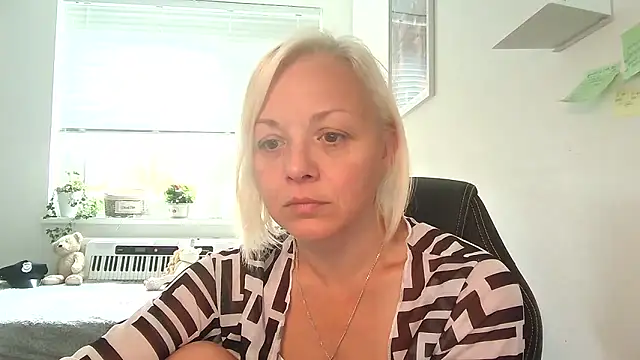 Snapshot of Linsy_Kim chatting on October 8, 8:40 am Linsy Kim online show from October 8, 8:40 am