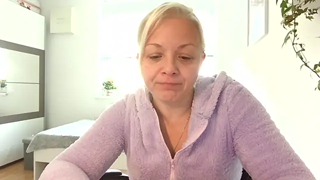 Snapshot of Linsy_Kim chatting on October 19, 8:49 am Linsy Kim online show from October 19, 8:49 am