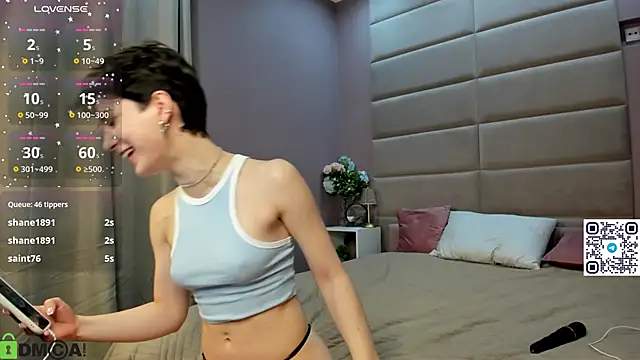 Adeline Perle online show from October 14, 7:33 am