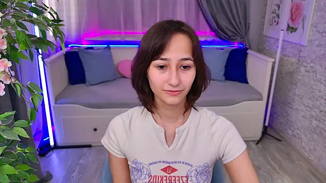 EmilySwonn online show from September 18, 4:49 pm