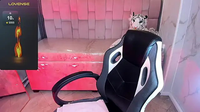 Snapshot of Victoria_b_ chatting on October 9, 8:02 pm Victoria b online show from October 9, 8:02 pm