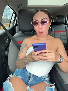 Snapshot of Sarahlove_90 chatting on October 15, 8:33 pm Sarahlove 90 online show from October 15, 8:33 pm