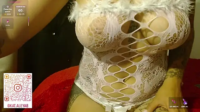 Divinejewel444 online show from September 18, 7:40 am