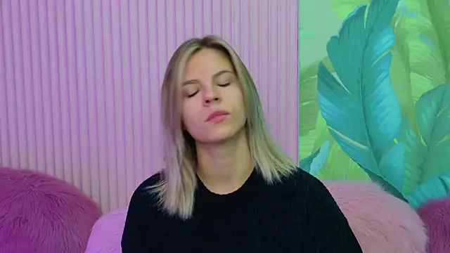 KiaraRolls online show from October 3, 9:31 pm