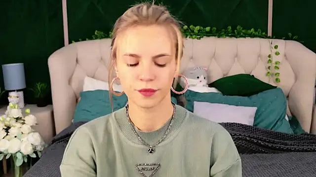 KiaraRolls online show from October 17, 9:40 pm